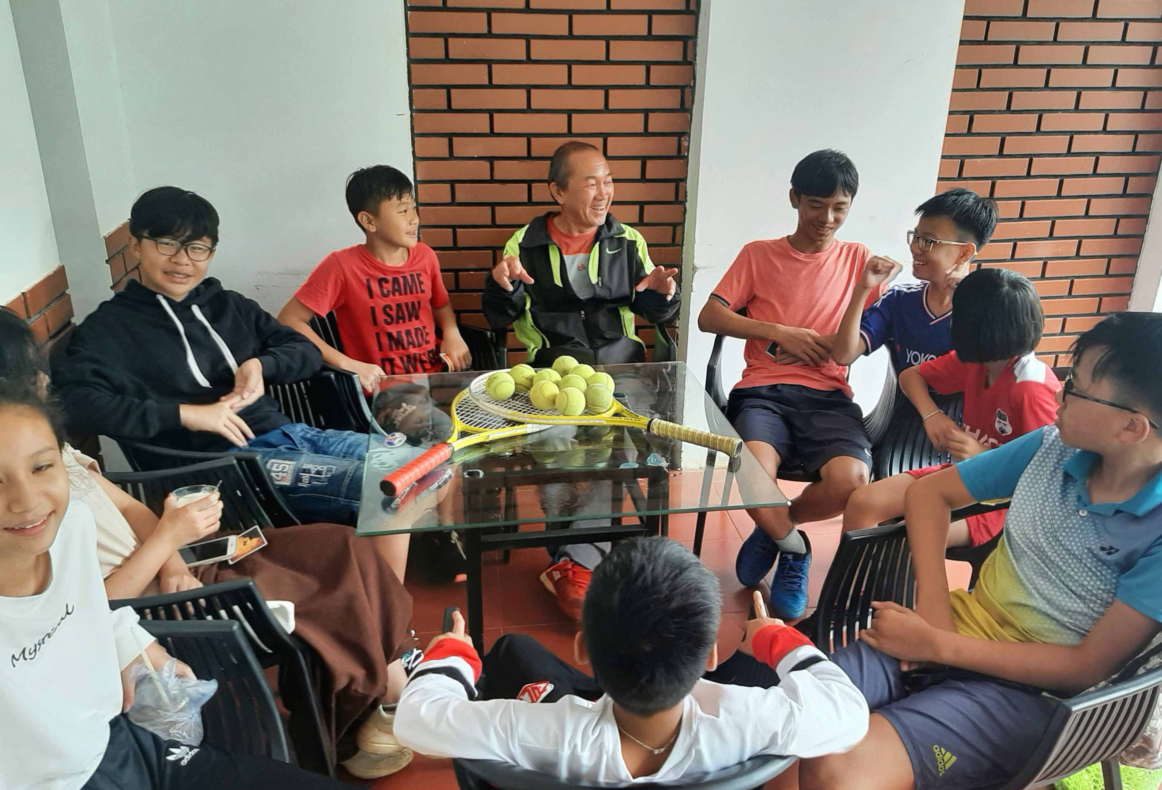 Độc đáo ông già Phố núi dạy tiếng Anh qua tennis